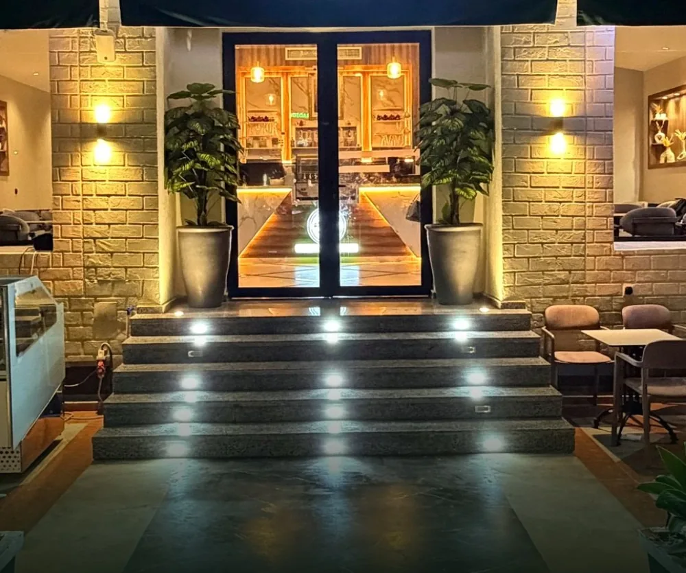Façade de l'Espace El Baraka, éclairée le soir